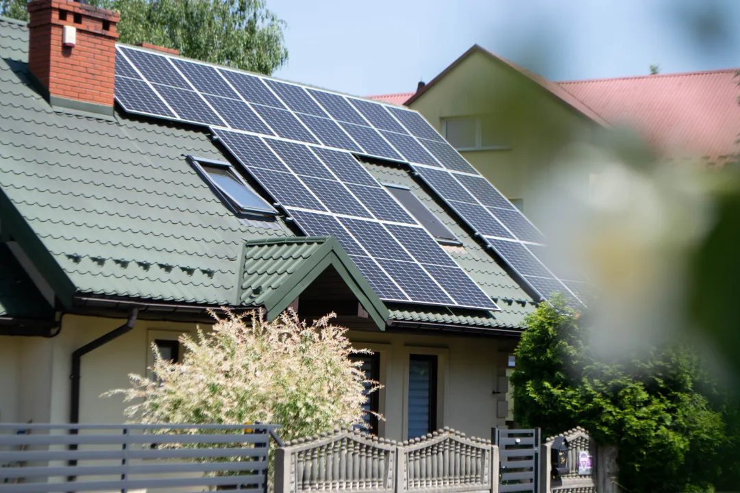 Photovoltaikanlage auf einem Haus mit gruenem Dach